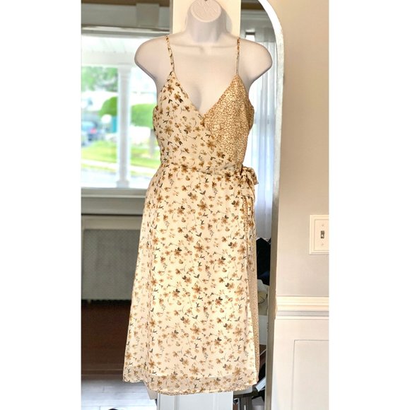 FLORAL WRAP SUMMER DRESS - Picture 2 of 10